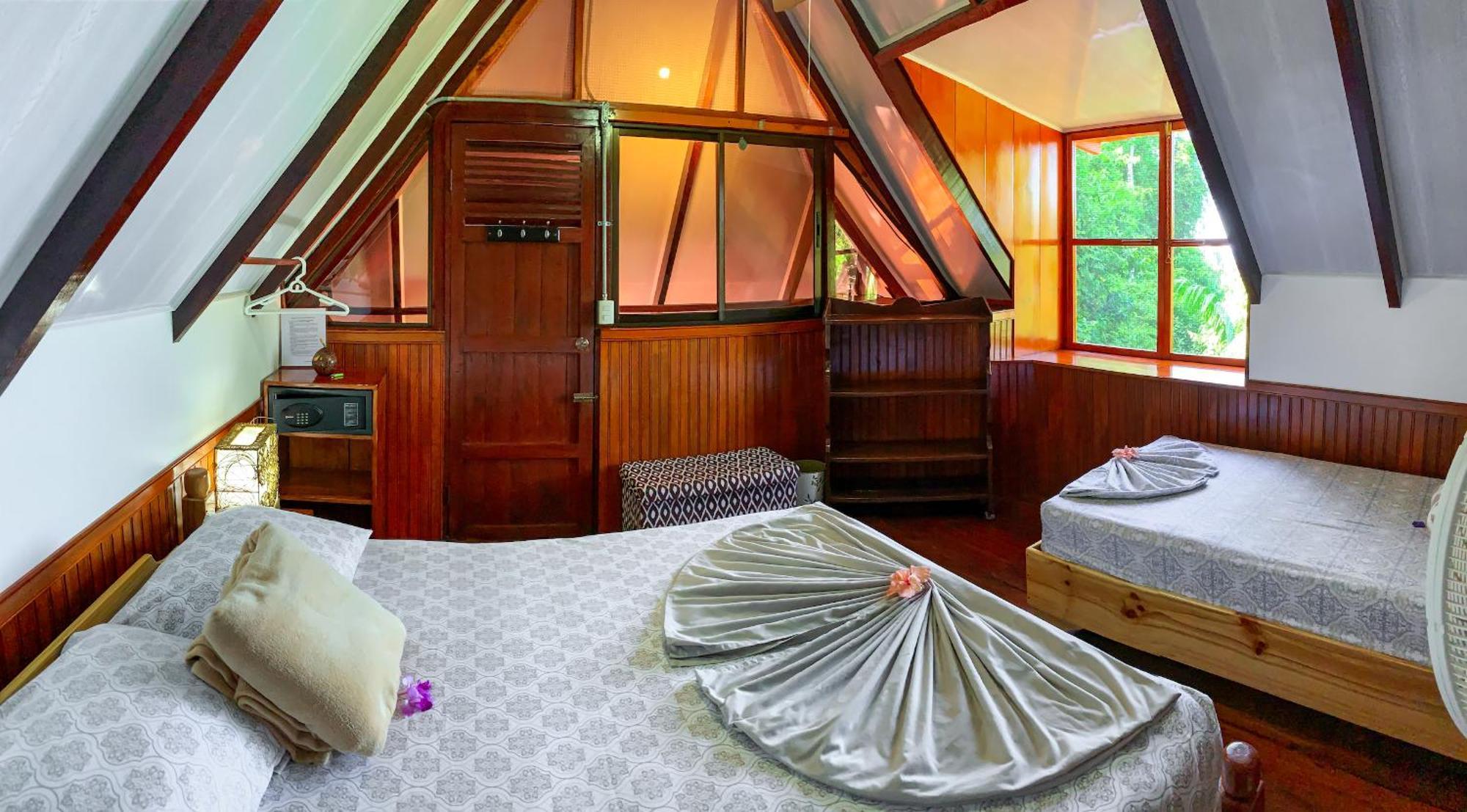 Caletas Lodge *